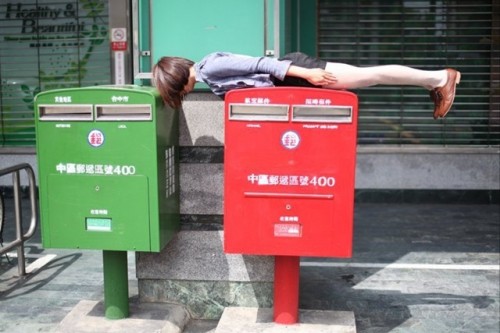taiwan-girl-lying-down-game