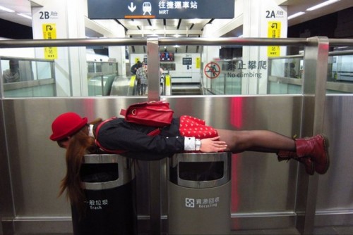 taiwan-girl-lying-face-down-flat-on-the-streets-photos