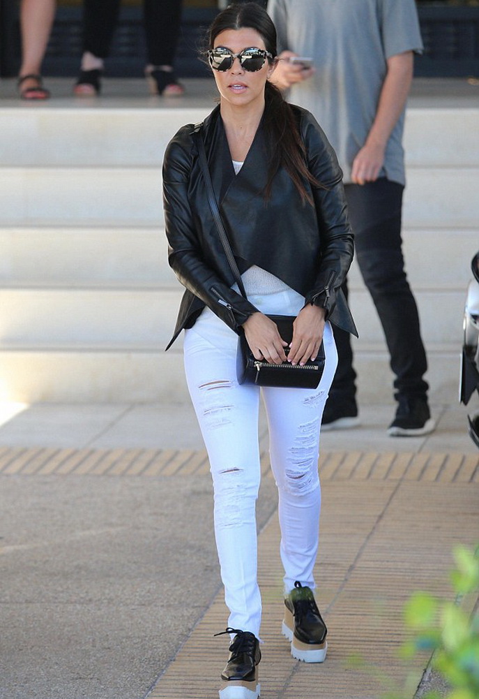 Kourtney Kardashian wearing Frame Denim Le Color Ripped Jean